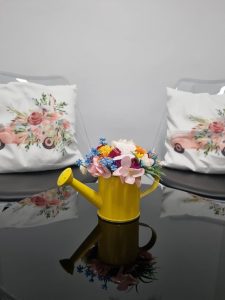 poczekalnia w gabinecie logopedycznym z wystrojem wiosennym