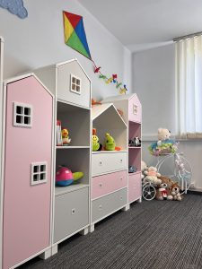 Kolorowe wnętrze gabinetu logopedycznego Akademii LOOK w Katowicach z zabawkami, latawcem i pluszakami tworzącymi przyjazną atmosferę