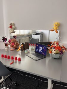 Stanowisko terapii logopedycznej w Akademii LOOK w Katowicach – stół z pomocami dydaktycznymi, laptopem i kolorowymi zabawkami w przyjaznym wnętrzu