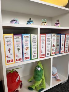 Kolorowe pomoce edukacyjne i zabawki w gabinecie logopedycznym Akademii LOOK w Katowicach